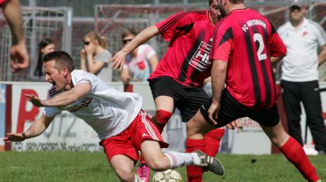 Mit vollem Einsatz spielte der TSV Unterthürheim – im Bild Karl Baumann – gegen den FC Mertingen.   