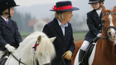Bei Pferdesportereignissen ist eine passende Kopfbedeckung nicht nur für die Reiter Pflicht. 