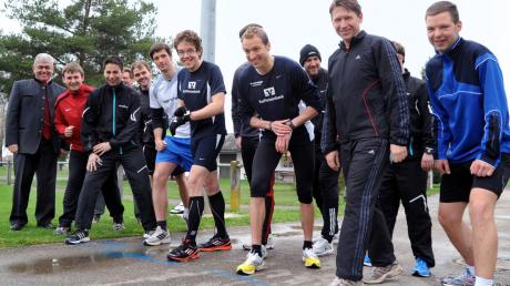 Oberndorfs Bürgermeister Hubert Eberle (links) gab das Startsignal und schickte die zwölf Läufer auf den rund sieben Kilometer langen Rundkurs.  
