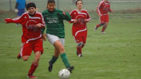 Der SV Salamander Türkheim (rote Trikots) kann nach dem Sieg gegen den FC Stätzling (grüne Hemden) auf eine Miniserie von zwei Erfolgen nacheinander blicken.