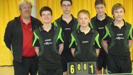 Eglings erfolgreicher Tischtennis-Nachwuchs (von links): Trainer Werner Kroll, Lukas Müllner, Patrick Genitheim, Roman Marten, Samuel Löffler und Sebastian Miether. 
