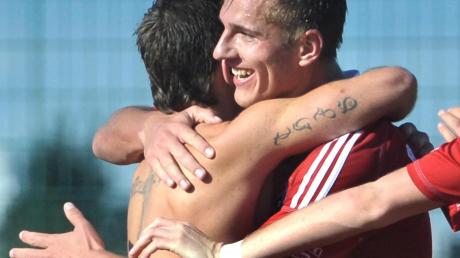 Im Hinspiel gab es zwischen dem damals gastgebenden FV Illertissen und dem FC Ismaning ein 1:1. Auf dem Foto wird Torschütze Tobias Heikenwälder (links) von Vitalij Lux beglückwünscht. 