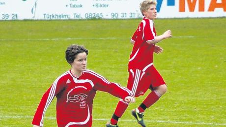 Bianca Miller (vorn) bestritt gegen den VfL Kaufering ihr erstes Spiel in der Rückrunde für den SV Salamander Türkheim.  