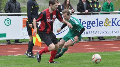 Dominic Karger (links) war einer von wenigen Stammspielern des SC Altenmünster, der in Zusmarshausen auflaufen konnte. Hier stoppt er TSV-Spielmacher Thomas Lauter. 
