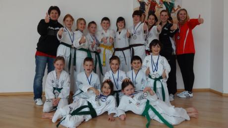 Die erfolgreichen Günzburger Taekwondo-Sportler mit ihrer Trainerin Susanne Schneider (links). 
