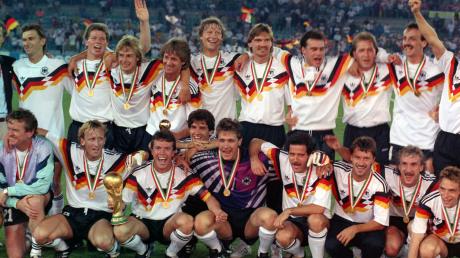 Immer noch der größte Erfolg der deutschen Nationalmannschaft seit über zwei Jahrzehnten: 1990 gewann Stefan Reuter (hintere Reihe, Zweiter von links) mit der Nationalmannschaft den Weltmeistertitel nach einem 1:0-Sieg im Finale gegen Argentinien. 