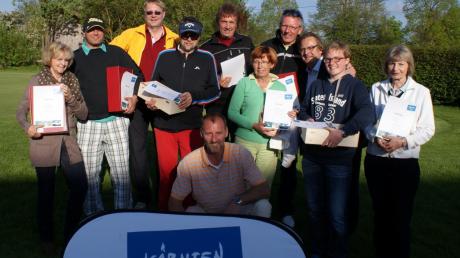 Mit ihren Präsenten zeigten sich die Gewinner der ersten Auflage des Kärnten-Golf-Cups in Odelzhausen.  

