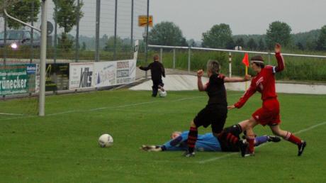 Wehringens Steffi Zerrle (schwarz) leitete mit ihrem Treffer zum 1:1 die Wende zugunsten des FSV Wehringen ein.  
