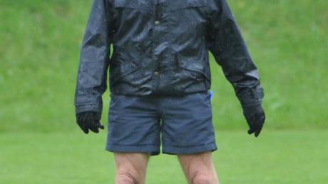 Mit Mütze, Regenjacke und Handschuhen stellte sich Schiedsrichter Walter Brandl dem Schmuddelwetter. 
