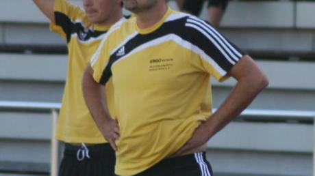 Neuer Trainer beim ASV Hiltenfingen wird in der kommenden Saison der 40-jährige Marcus Eder (vorne) aus Ettringen, der unter anderem auch schon den TSV Mindelheim in der Bezirksoberliga trainiert hat.  

