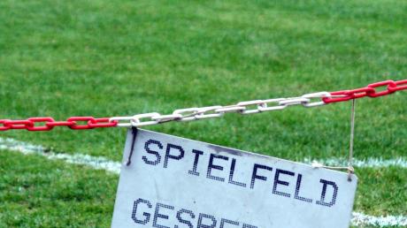 Gesperrt war gestern das Spielfeld in Zusmarshausen. Die ausgefallene Partie zwischen dem SC Untere Zusam und der SpVgg Ellzee wird am kommenden Donnerstag nachgeholt.  

