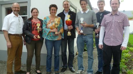 Freuten sich über die Siegerpokale: (von links) Andrea Simacek, Belinda Ostermair, Hans-Peter Bernhard, Matthias Ballatz, Manuel Mayer. 
