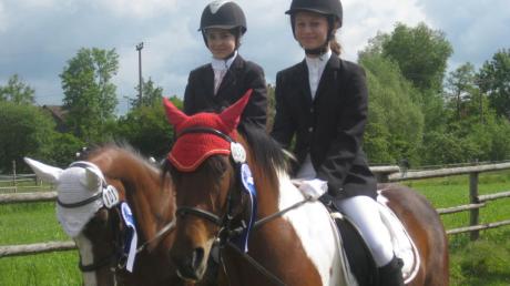 Vanessa Glück auf „Schoens Green Pinie“ (links) und Melissa Fuster auf „Laika“ (beide PF Unterroth), die im Reiterwettbewerb jeweils Vierte wurden. 

