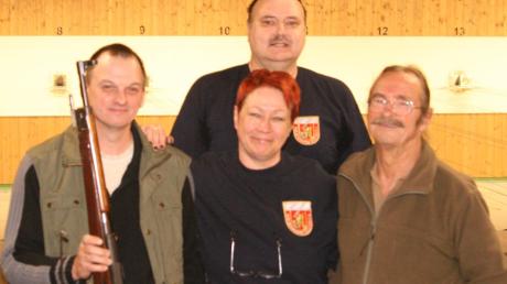 Ein Teil des Teams der Feuerschützen Kühbach in Bamberg, kurz nach der Waffenkontrolle: (von links) Max Kein, Barbara Andersson, Gerald Andersson und Udo Hillringhaus.  
