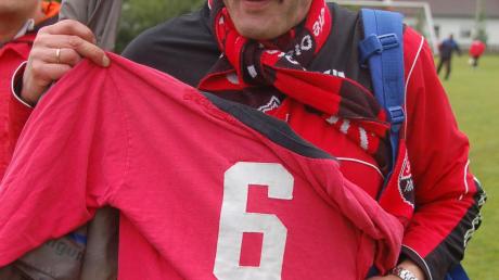 Glücksbringer mit der Nummer 6! Nach dem Erfolg im Finale der E-Junioren zog Karl Hörmann das Originaltrikot vom Pokalsieg als Spieler aus der Tasche.