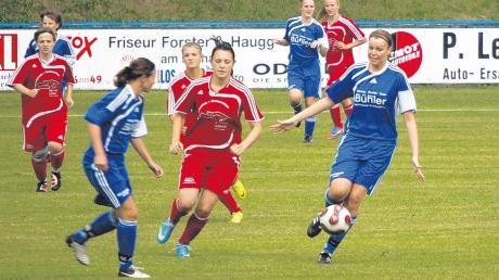 Mit vier Toren in den Testspielen hat sich Sophia Meichelböck (rotes Trikot, Mitte) für einen Stammplatz in der Bezirksoberliga-Mannschaft des SV Salamander Türkheim empfohlen. 