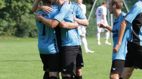 Königsbrunns Doppeltorschütze Dardan Jasiqi (links) empfängt die Glückwünsche seiner Mitspieler.