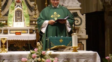 Pater Jonas Schreyer bei der Messe in der Kirche St. Marcus im Stadtteil Borghetto der Ichenhauser Partnerstadt Valeggio. Zum ersten Mal war der Stadtpfarrer dort zu Gast.  

