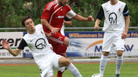 Chancenlos war der TSV Wertingen II – links Blasius Nuber, rechts Moritz Förg – beim 0:3 gegen Höchstädt. In der Mitte Gästespieler Feriz Polat. 
