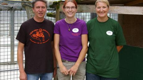 Johann Rechthaler, Tierheimleiterin Melli Corica und Sabine Pollock (von links) freuen sich über den Besucherandrang beim Tierheimfest.  

