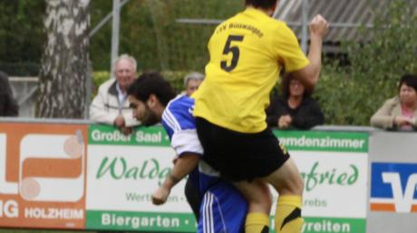 Kapitän Nico Glogger (gelbes Trikot) und sein TSV Binswangen waren zwar, wie hier gegen Rettenbachs Stefan Brunhuber, meist obenauf, am Ende mussten sie sich jedoch geschlagen geben.  
