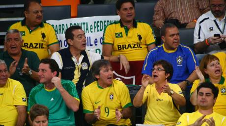 Auch eine Gruppe brasilianischer Fans hatte sich in der Ratiopharm-Arena eingefunden, um ihre Mannschaft lautstark anzufeuern. Dass die Deutschen gewannen, war für sie aber nicht so tragisch. Vor allem sind sie in Europa als Touristen unterwegs.