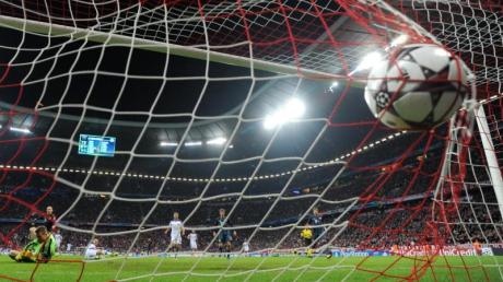 Arjen Robben (hinten) erzhielt den Treffer zum abschließenden 3:0-Sieg für den FC Bayern München gegen ZSKA Moskau.