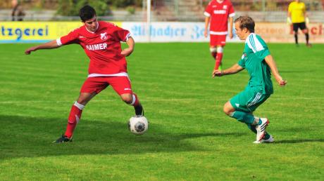 Der TSV Aindling, hier Daniel Deppner (links) am Ball, jagt zurzeit von Erfolg zu Erfolg. Gegen den SC Oberweikertshofen mit Alexander Greif setzte sich die Mannschaft von Roland Bahl mit 2:1 durch.  
