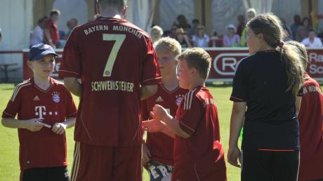Von jungen Autogrammjägern umlagert waren Tobias Schweinsteiger und seine Teamkollegen vom FC Bayern II schon im Sommer beim Gastspiel in Rettenbach. Nun macht der Regionalliga-Spitzenreiter in Thannhausen Station. 
