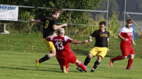 Rainer Berchtenbreiter (links/SV Villenbach) und Tobias Hitzler versuchen, gemeinsam den Ball gegen Johann Spring vom FC Weisingen II zu erkämpfen.
