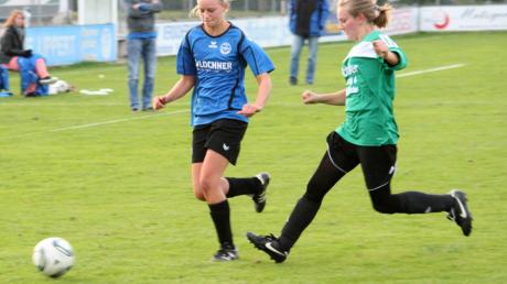 Julia Dick (links) traf für die Mädchen des VfL Ecknach gegen den SSV Margertshausen. Bei einer besseren Chancenverwertung hätte das Ergebnis durchaus höher als 1:0 ausfallen können. 
