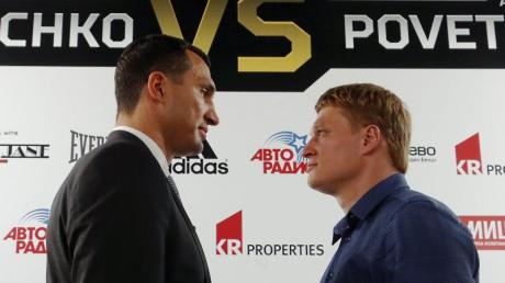Der Kampf zwischen Wladimir Klitschko (l) und Herausforderer Alexander Powetkin hat Brisanz.