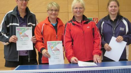 Den Sieg im Doppel bei den Damen holte sich die Wertinger Kombination Barbara Seefried und Marion Gleich. Rita Maneth und Cornelia Bosse (von links) von der SSV Höchstädt landeten auf Platz zwei. 
