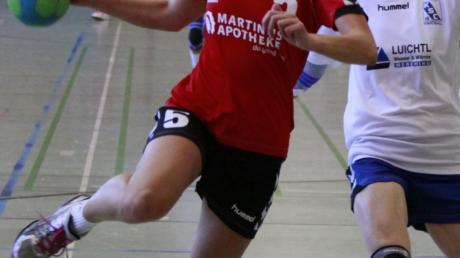 Marion Kühnel vom TSV Wertingen (links) läuft ihrer Gegnerin vom Kissinger SC davon. Kühnel erzielte drei Tore beim wichtigen Heimsieg. 
