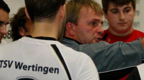 Wertingens Trainer Tobias Munz (Mitte) gibt Anweisungen während einer Auszeit. 
