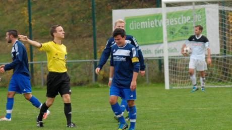 Ein symptomatisches Bild beim Spiel des TSV Friedberg gegen Illertissen II: Der Gegner freut sich und Kapitän Emi Miok holt den Ball aus dem Netz – fünfmal immerhin beim 0:5. 
