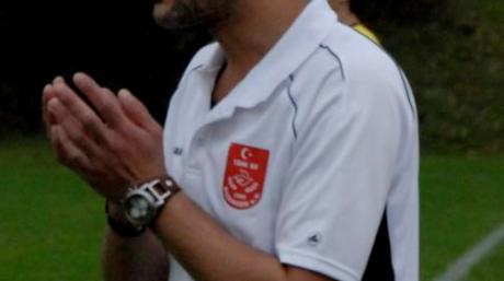 Bobingens Mannschaftsbetreuer Gökhan Sirtkaya unterstützt die Mannschaft tatkräftig von der Seitenlinie.