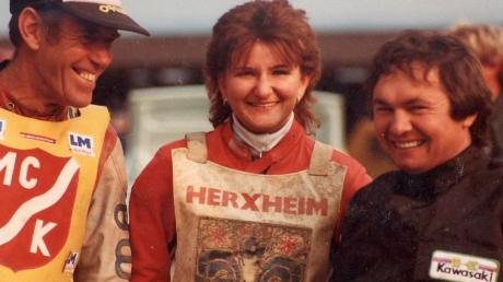 Speedway-Rennen in Breitenthal 1983: Das Bild zeigt von rechts: Hans Wassermann, Jutta Riss, die Schwester des Krumbacher Topfahrers Gerd Riss und Siegerin des Schmiererrennens sowie Wassermanns wichtigsten Mann in England, wo er ein Jahr die härteste Speedway-Liga kennenlernte, sein Freund, Manager und Schmierer Mr. Douglas. 
