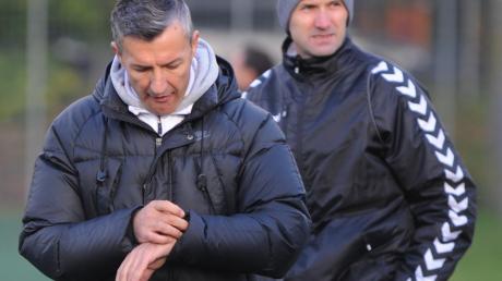 Die Uhr ist abgelaufen. Nur wenige Wochen standen Trainer Ivan Konjevic und Hidajet Bulic (von links) zusammen beim TSV Gersthofen am Spielfeldrand. Inzwischen hat sich der Co-Trainer wieder verabschiedet. 
