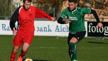 Abullah Gögus SC Oberbernbach (rechts) will hier Furkan Demirbagi (Türkspor) den Ball abjagen. Türkspor Aichach setzte sich gleich mit 5:0 Toren durch.  
Foto: Wilhelm Baudrexl