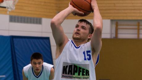 Volle Konzentration: Wiktor Schwarzkopf vor seinem Wurf für das Lauinger Basketball-Team.   

