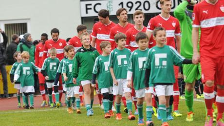 Hand in Hand mit den Bundesliga-Stars durften die Nachwuchsfußballer des FC Gundelfingen vor dem Anpfiff aufs Spielfeld.