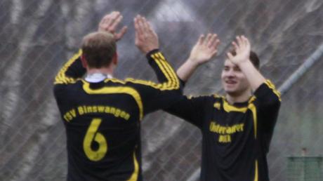 Jubel beim TSV Binswangen. Der zweifache Torschütze Daniel Urbansky (rechts) wird hier von seinem Teamkollegen Rainer Kapfer beglückwünscht. Die Zweite des TSV gewann in Villenbach mit 2:0. 
