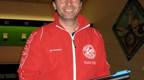 Der für Singold Großaitingen schießende Untermeitinger Ralf Wieler erzielte in der Bayernliga Luftpistole herausragende 384 Ringe.  

