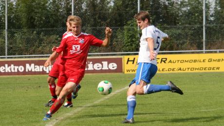 Der ehemalige Landesligaspieler Matthias Maier (rechts), zuletzt beim TSV Inchenhofen am Ball, wird künftig beim TSV Leitershofen als Spielertrainer agieren. 
