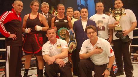 Stolz präsentierte Nikki Adler (Mitte hinten) nach dem Kampf in Grosny ihren Weltmeisterschaftsgürtel. Vorne links ihr Athletiktrainer Bernd Fernengel, rechts daneben ihr Boxtrainer Thomas Wiedemann. 

