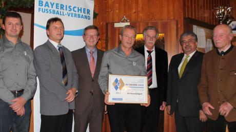 Verleihung der Goldenen Raute an den SV Amerdingen (von links): Martin Schiele, Engelbert Wiedemann, Peter Schiele, Klemens Starz, Franz Schott, Hermann Schmidt und Graf Stauffenberg.  

