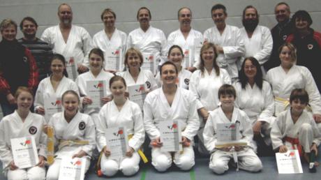 Die erfolgreichen Karatekas des FC Ehekirchen nach ihren Gürtelprüfungen in der Neuburger Parkhalle. 
