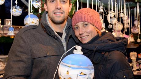 Auf einer Wellenlänge: Hannes Aigner und Melanie Pfeifer sind ein erfolgreiches Kanupaar. Hier posieren sie mit einer Weihnachtskugel, an den Feiertagen entfliehen sie dem Winter und trainieren auf der arabischen Halbinsel. 
