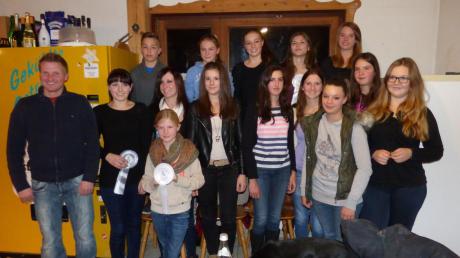 Zahlreiche junge Damen gaben sich bei der Siegerehrung der Landkreismeisterschaft im Reiten ein Stelldichein. 

